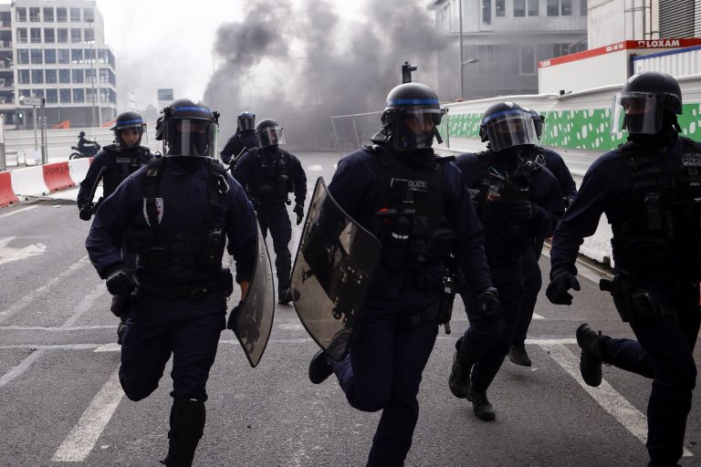 Tüntetések: Franciaország felfüggeszti az összes busz- és villamosjáratot