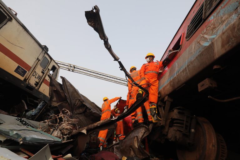 Már legkevesebb 233 áldozata van az indiai vonatszerencsétlenségnek