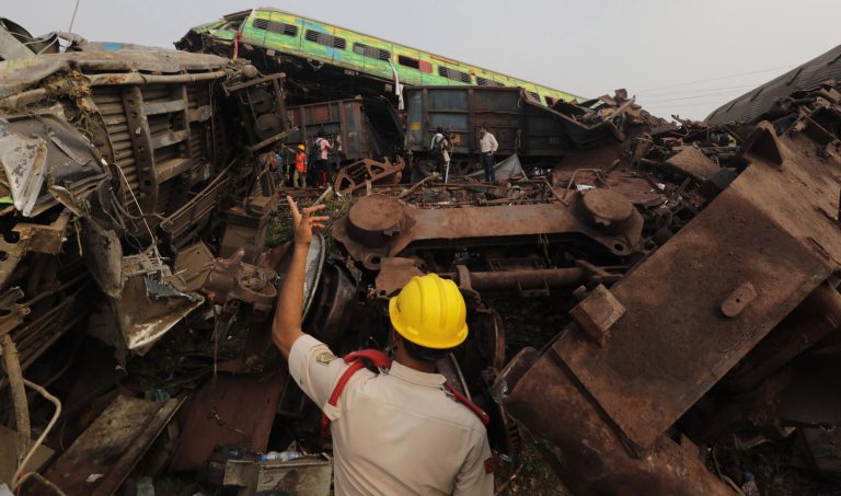 Közelít a 300-hoz az áldozatok száma az indiai vonatszerencsétlenség után