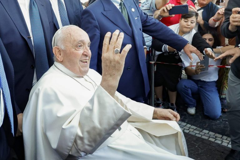 „Életben vagyok” – így viccelődött Ferenc pápa