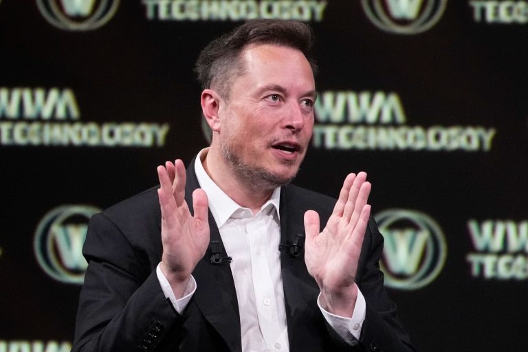 Elon Musk bejelentette, élőben közvetítik, ahogy chipet ültetnek egy ember agyába