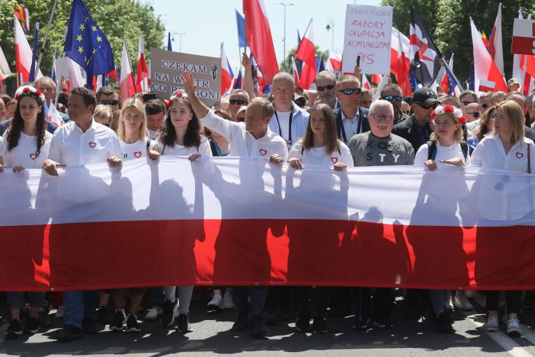 Több százezer ellenzéki vonult utcára Lengyelországban a kormány elleni tüntetésekre