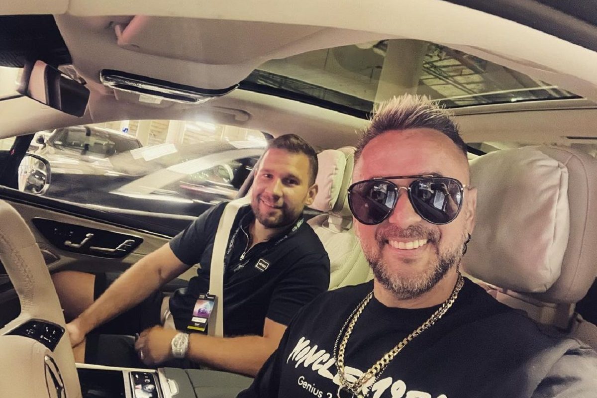 Rácz Jenő milliméterre pontosan áll be a Mercedesszel a garázsába