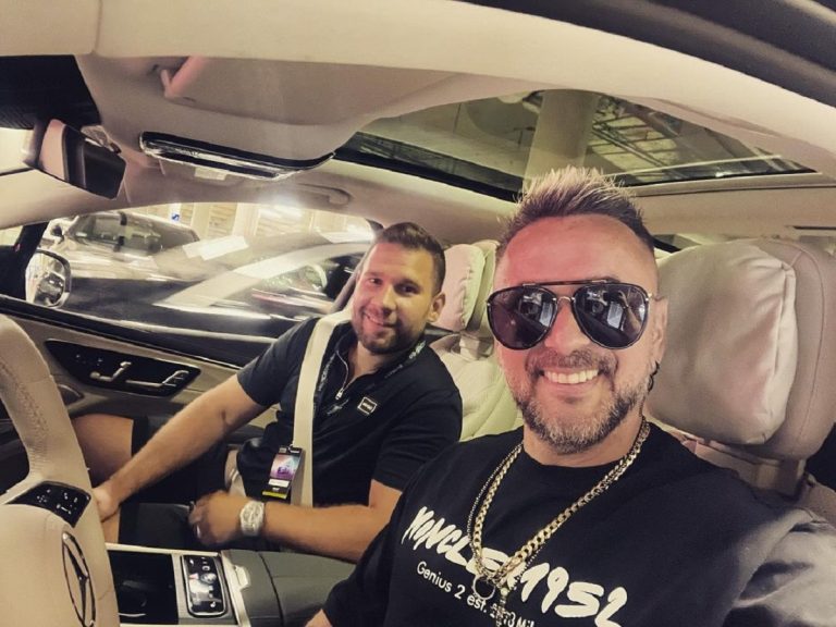 Rácz Jenő milliméterre pontosan áll be a Mercedesszel a garázsába