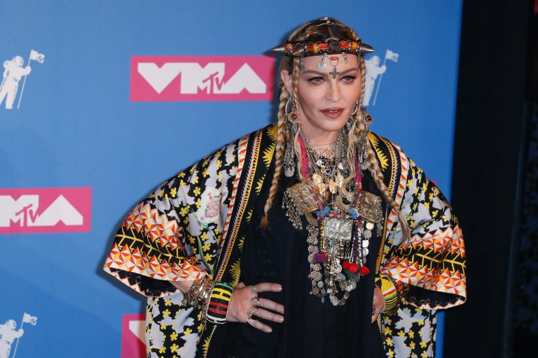 Madonna ágynak esett, még mindig küzd a betegséggel