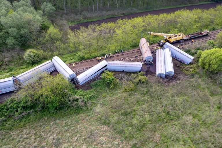 Visszaadták a vonatforgalmat a nagy májusi vonatkisiklást követően