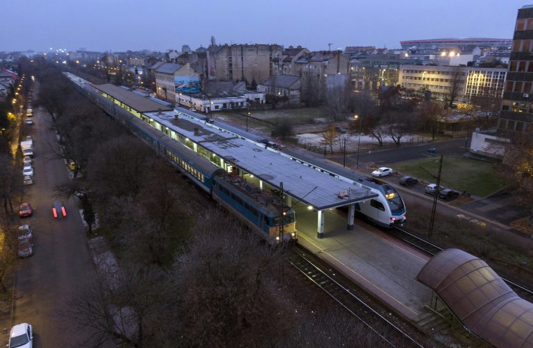 Életét vesztette egy férfi Zuglóban a vasútállomáson