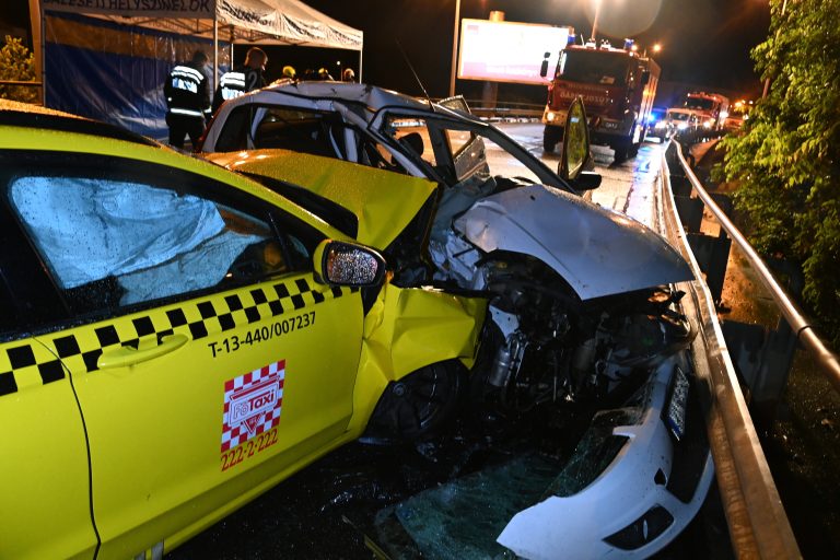 Helyszíni fotók a halálos taxibalesetről a ferihegyi repülőtérre vezető úton