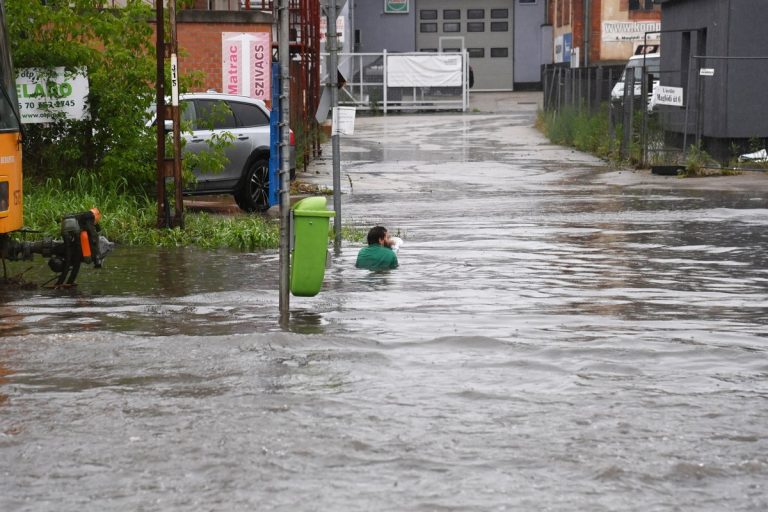 Ismét elmosta az eső a fővárost, egy férfit a vízből kellett kimenteni (galéria)