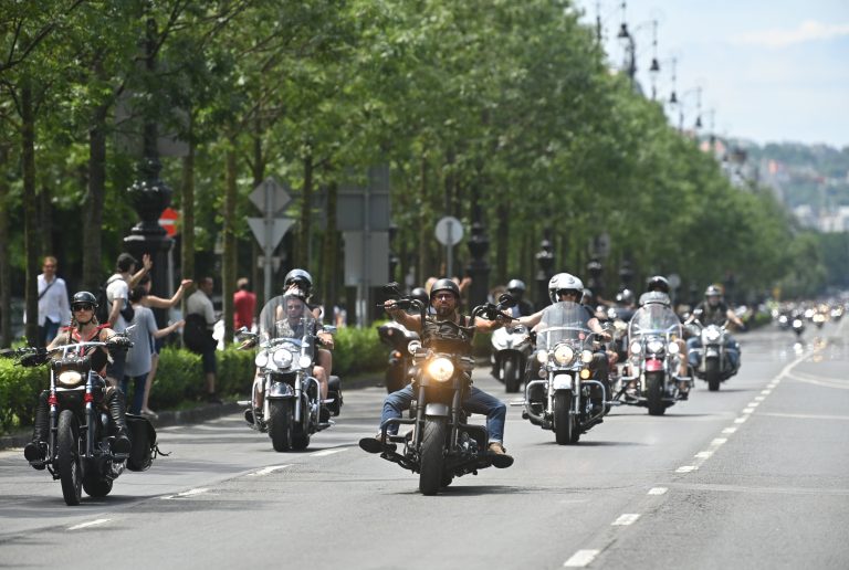 Tiszta Amerika, Harley-Davidsonok lepték el Budapestet