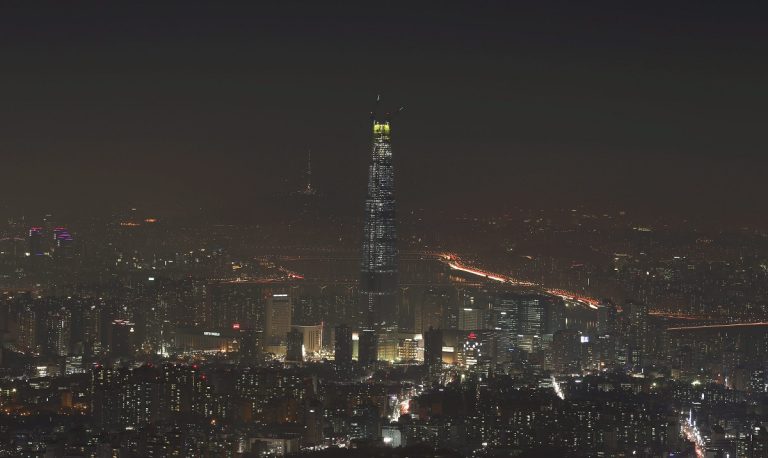 Megpróbálta megmászni a világ ötödik legmagasabb épületét, aztán jöttek a rendőrök