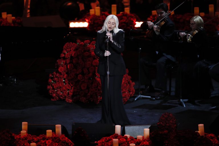 Christina Aguilera egy igen vadító szettben osztogatott aláírásokat (fotók)