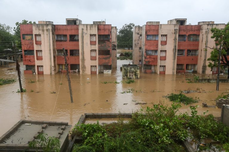 Jelentős kárt okozott a Biparjoy ciklon az indiai Gudzsarátban