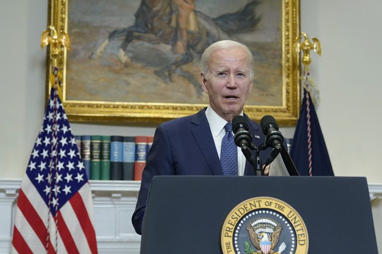 Videó: Óriásit esett Joe Biden az amerikai légierő ünnepségén