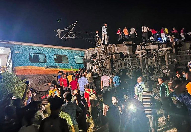 Legalább 50 halálos áldozata lehet a pénteki indiai vonatbalesetnek