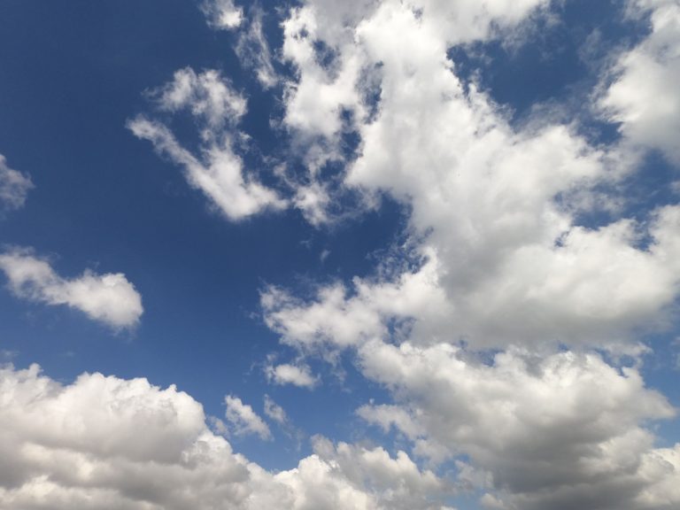 Gomolyfelhők boríthatják az eget szombaton, záporokra is van kilátás