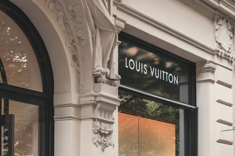 Louis Vuitton-dizájn alapján készült, mikroszkopikus táska kelt el milliókért