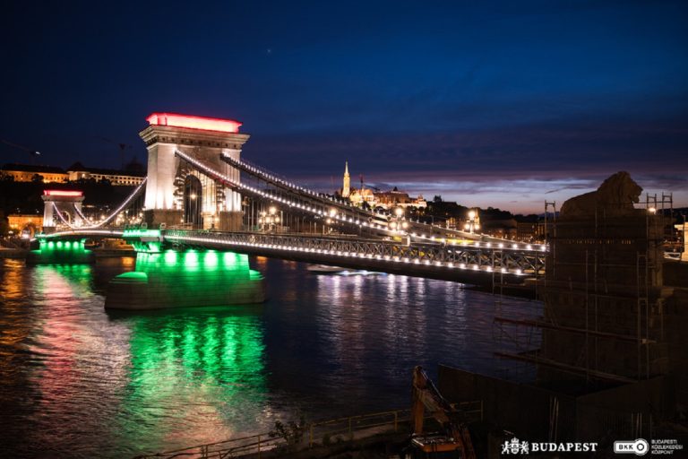 Célegyenesben a LED-es Lánchíd felújítása, éjszakai fénybe borult a legendás híd