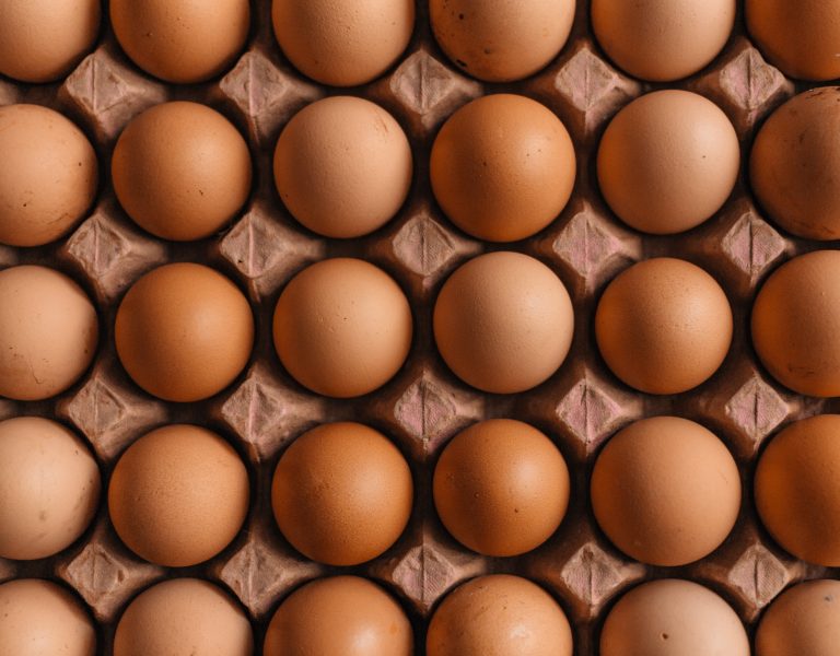 20 ezer koszos, penészes, jelöletlen tojást találtak
