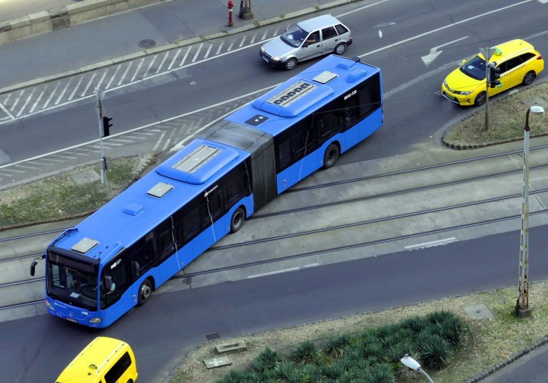 Kis híján tragédia lett a vége: áthajtottak a piroson rollerrel, majd jött a busz