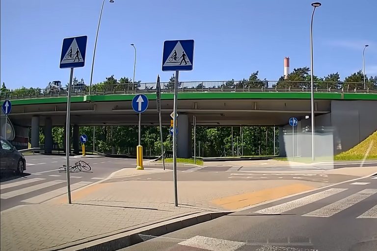 Pénzbüntetéssel megúszta az életveszélyes kerékpáros gázolást egy figyelmetlen sofőr