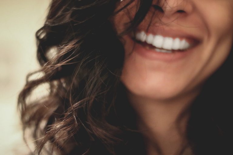 A túl sok maszkhasználat miatt sokaknak újra meg kell tanulniuk mosolyogni