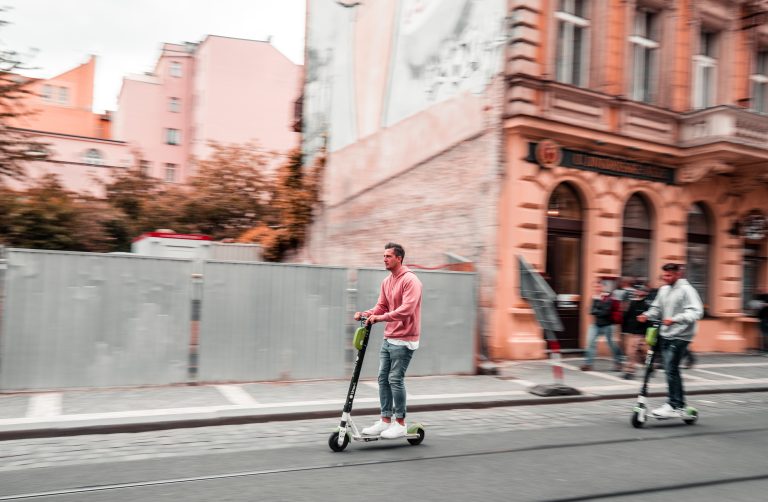 Elképesztően sokan rollereznek a magyar utakon