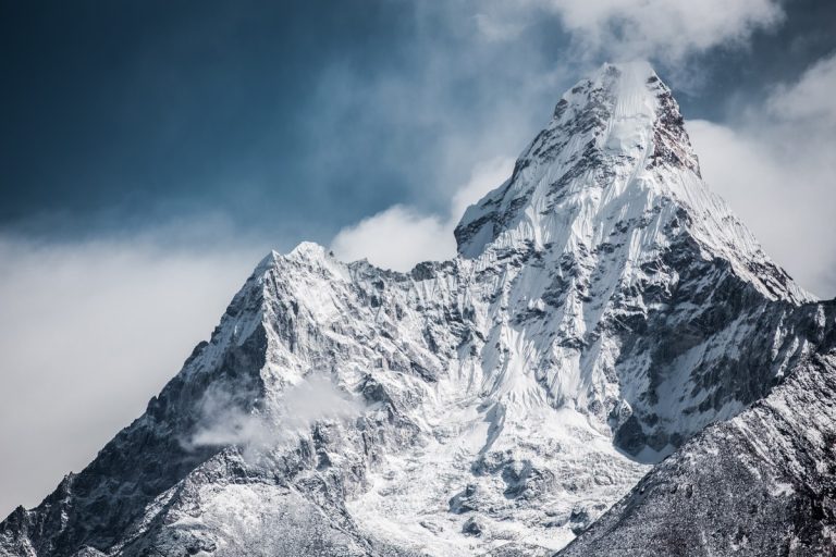 Két hegymászó feladta a Mount Everest csúcstámadását, hogy megmentsék egy nő életét