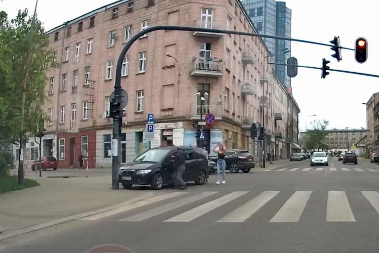 Lerobbant egy öregúr a kereszteződésben, fiatalok „segítettek” nekitolni az oszlopnak