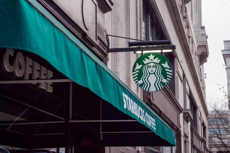 150 Starbucks kávézó dolgozója kezd közös sztrájkba