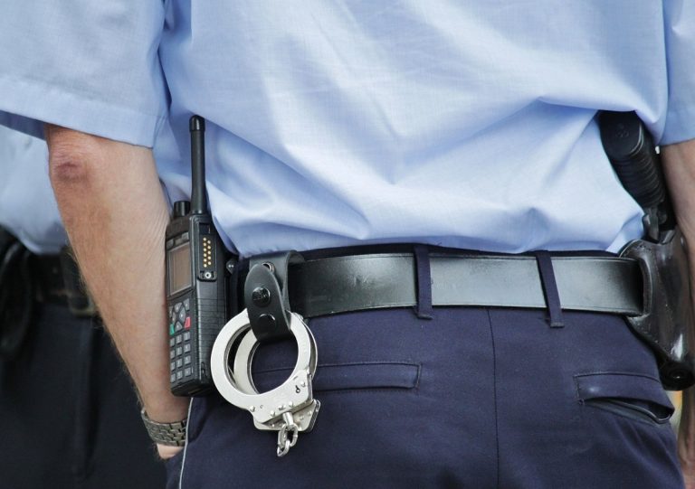 Zaklatással vádolják a szolgálaton kívüli rendőrt fenyegető pécsi férfiakat