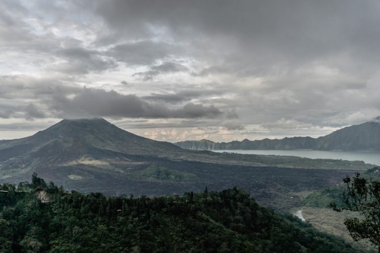 Megtiltanák a turistáknak Bali szent hegyeinek megmászását