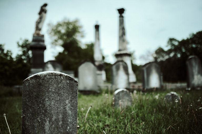 Nőismerőse kedvéért lopott el egy koponyát egy budapesti temetőből