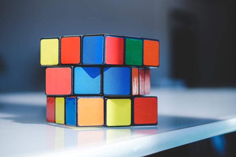 Elképesztő rekord született, 3 másodperc alatt rakta ki a Rubik-kockát (videó)