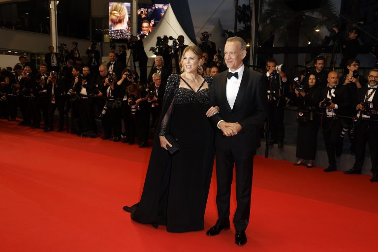 Tom Hanks felesége nagyon reklámozza az új Bazi nagy görög lagzit