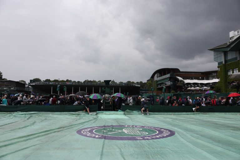 Akkora eső volt Wimbledonban, hogy félbe kellett szakítani Fucsovics mérkőzését