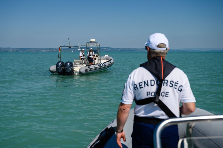 Nem unatkoztak a vízirendőrök a hétvégén, 22 embert mentettek ki a Balatonból