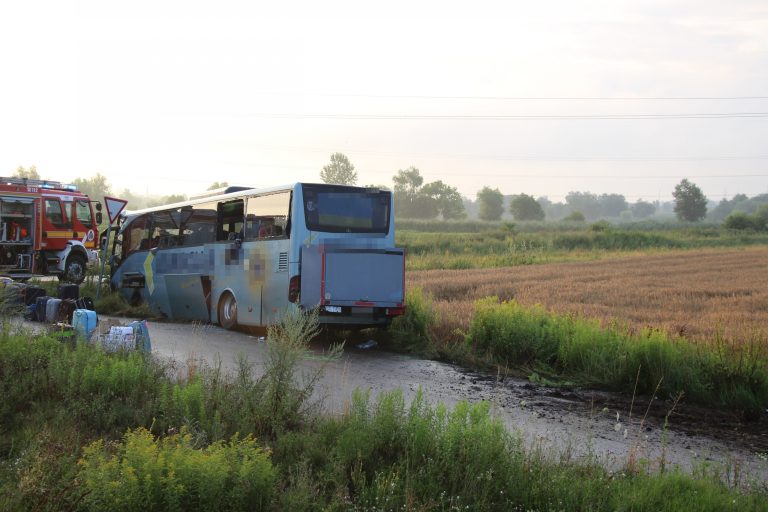 Helyszíni fotók érkeztek a Kisvárdánál becsapódott ukrán buszról