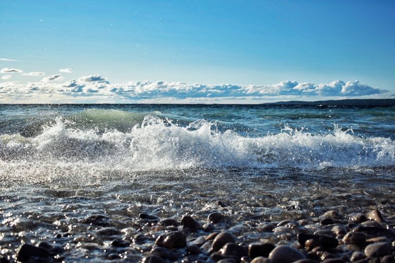 Hullámtörő gátnak ütközött egy csónak a Michigan-tóban, egy ember meghalt