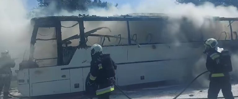 Videón a Budaörsnél totálisan kiégett busz az autópályáról