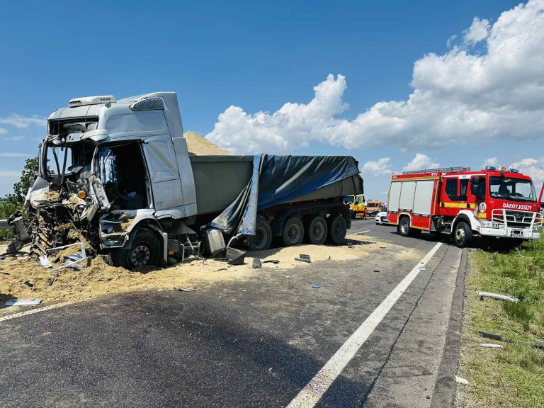 Beszédes helyszíni fotók a kamionok ütközéséről az M3-as autópályáról