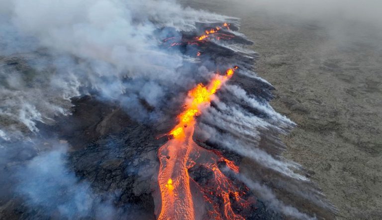 Vulkánkitörés Izlandon: látványos felvételek az életre kelt vulkánról