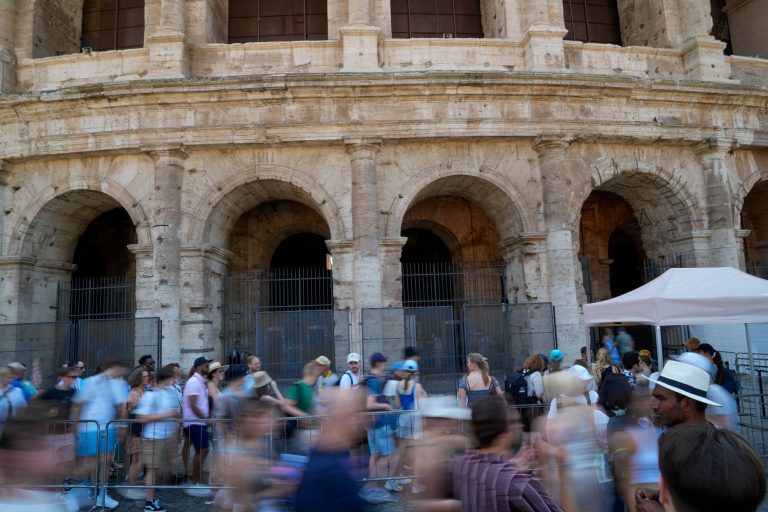 Újabb két turistát értek tetten, ahogy bevéstek a római Colosseum falába