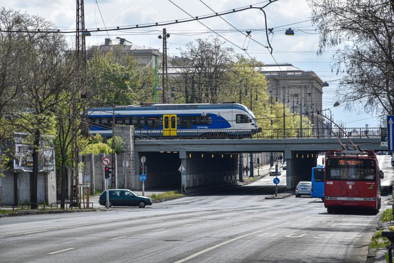 Egyre nagyobb lyuk tátong a fővárosi Dózsa György úton