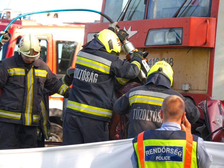 Motorvonattal ütközött egy autó Nyírgelse közelében, félpályás útzár a 471-es főúton