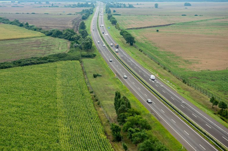 Hármas karambol történt az M3-ason, teljes útzár van érvényben