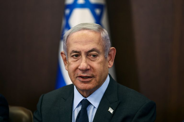 Az izraeli miniszterelnök kórházba került a perzselő hőhullám miatt