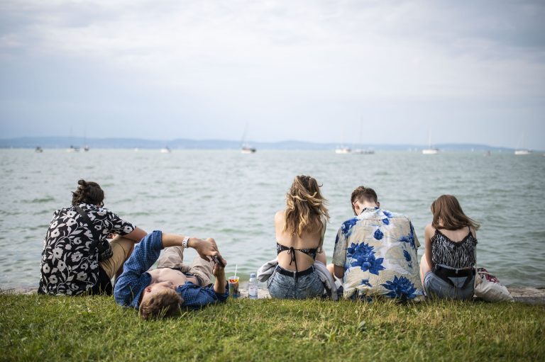 Lovasrendőrök jelentek meg a Balatonnál