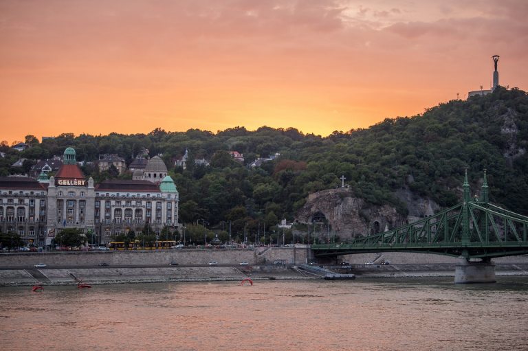 Nem élte túl a zuhanást a férfi a Gellért-hegyről