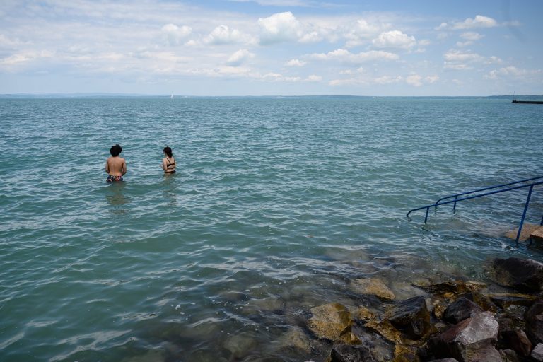 Listán, mennyibe kerülnek a balatoni strandbelépők az idei évben